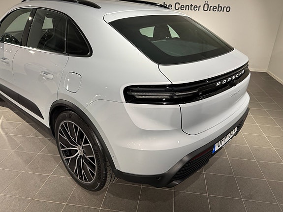 Porsche Macan 4 8 of 16