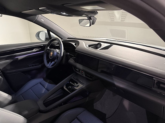 Porsche Macan 4 11 of 16