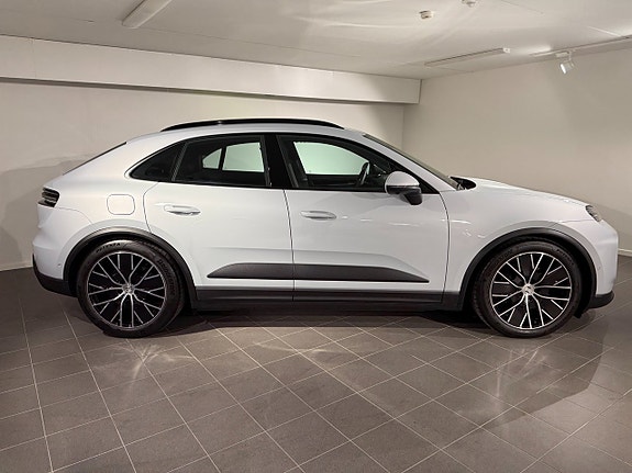 Porsche Macan 4 4 of 5