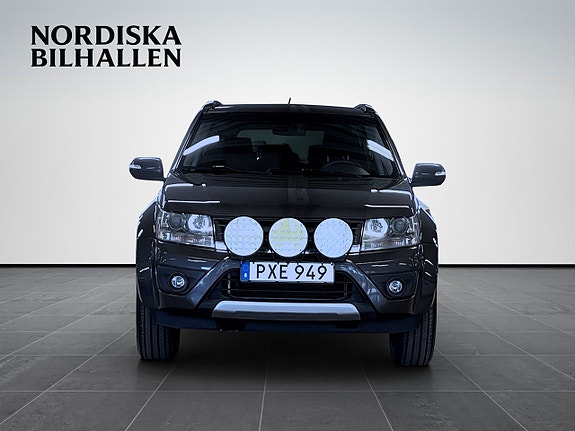 Suzuki Grand Vitara 2 of 5