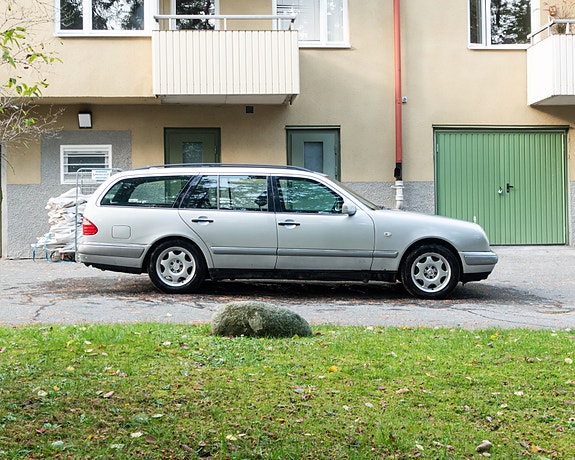 Mercedes-Benz E280 2 of 16