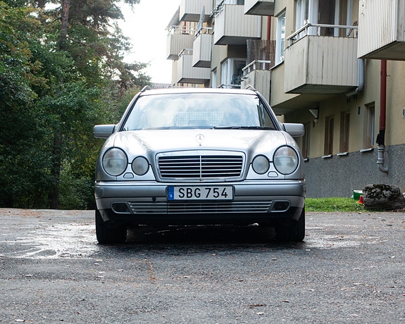 Mercedes-Benz E280 3 of 16