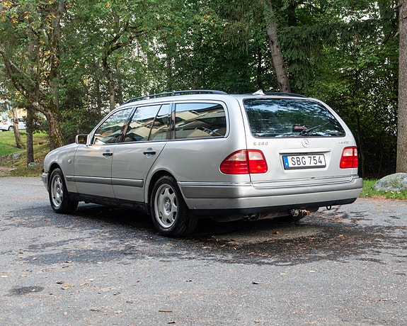 Mercedes-Benz E280 5 of 16