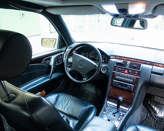 Mercedes-Benz E280 11 of 16