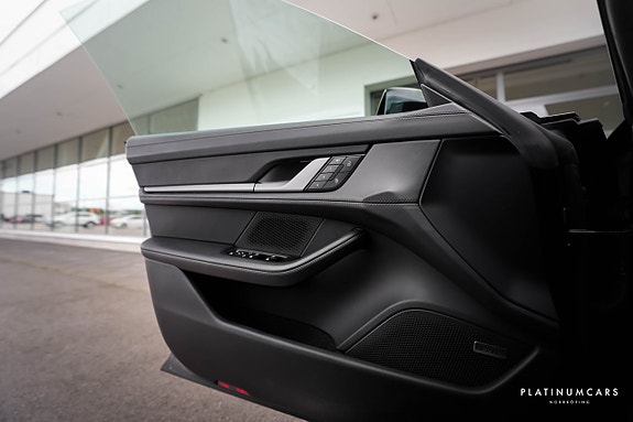 Porsche Taycan 17 of 20