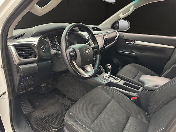 Toyota HiLux 14 of 30
