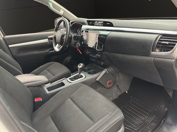 Toyota HiLux 28 of 30