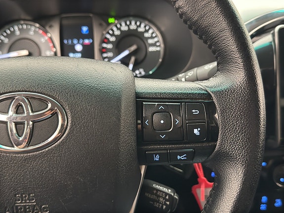Toyota HiLux 20 of 30