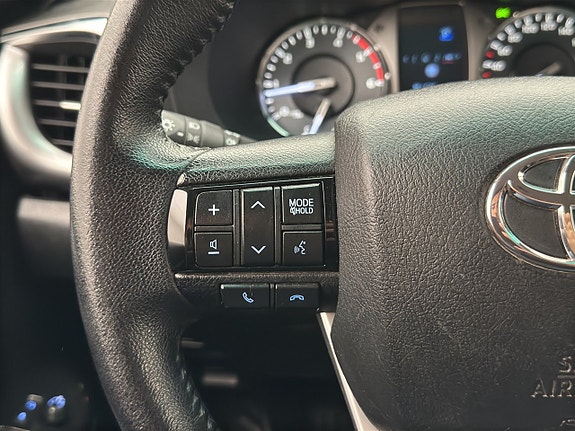 Toyota HiLux 18 of 30