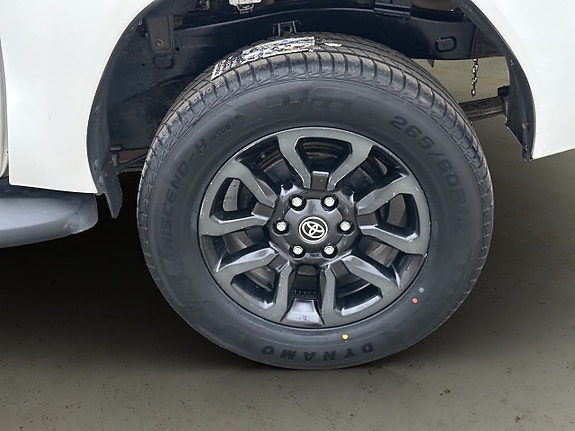 Toyota HiLux 30 of 30