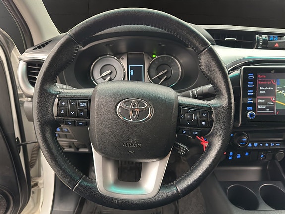 Toyota HiLux 16 of 30