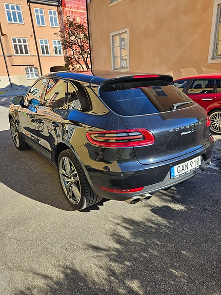 Porsche Macan S 2 of 5