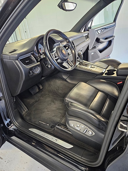 Porsche Macan S 3 of 5