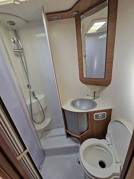 Adria Matrix Axess M 680 SP, 148hk, 2012 16 of 21