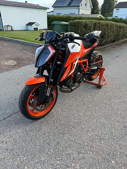 KTM 1290 Super Duke R 3 of 6