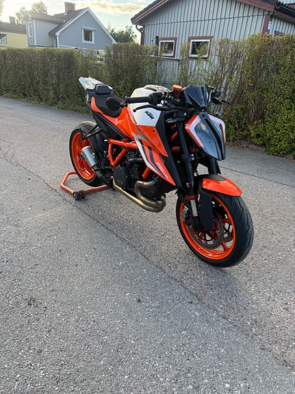 KTM 1290 Super Duke R 4 of 6