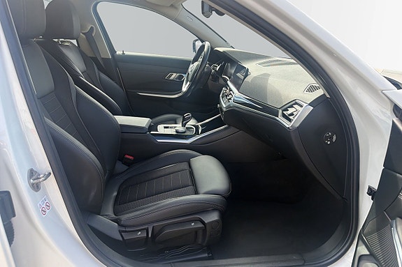 BMW 330e 14 of 18