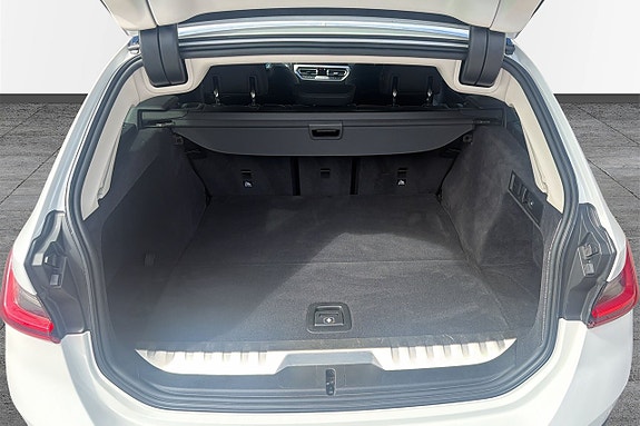 BMW 330e 16 of 18