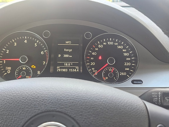 Volkswagen Passat 2 of 5