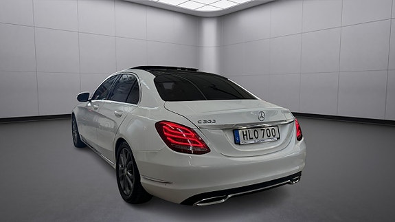 Mercedes-Benz C200 4 of 5