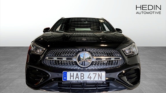 Mercedes-Benz GLA250 2 of 5
