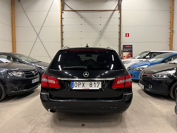 Mercedes-Benz E200 3 of 5