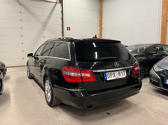 Mercedes-Benz E200 4 of 5