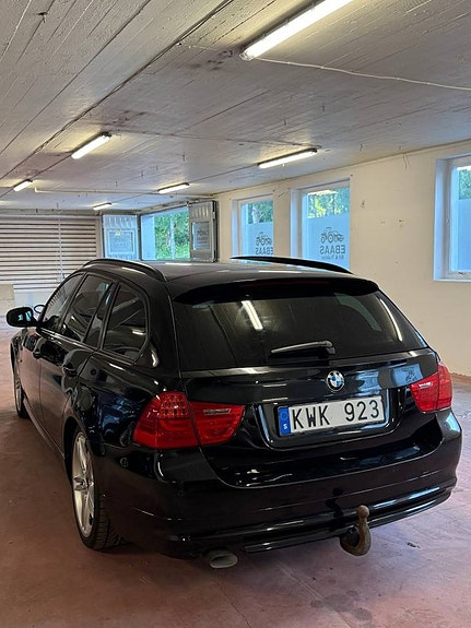 BMW 318d 2 of 5