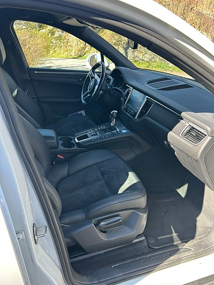 Porsche Macan 6 of 30