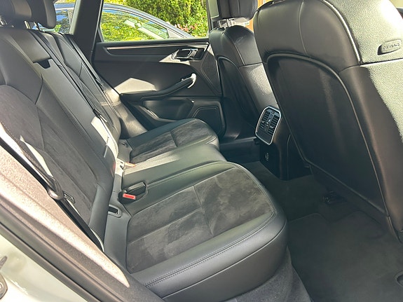 Porsche Macan 13 of 30