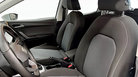 Seat Arona 8 of 18