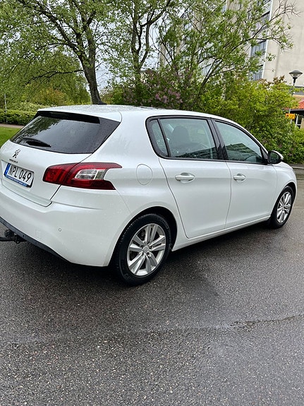 Peugeot 308 2 of 5