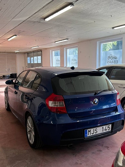 BMW 120i 2 of 5