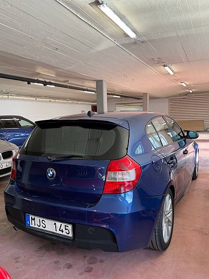 BMW 120i 3 of 5