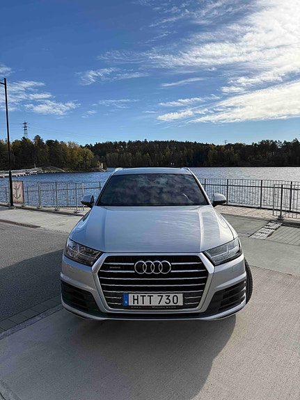 Audi Q7 2 of 5
