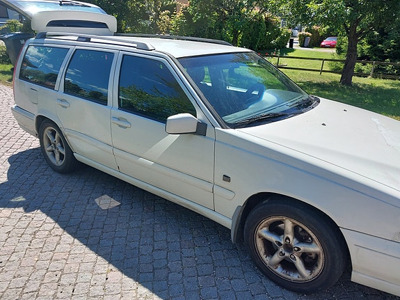Volvo V70 2 of 5