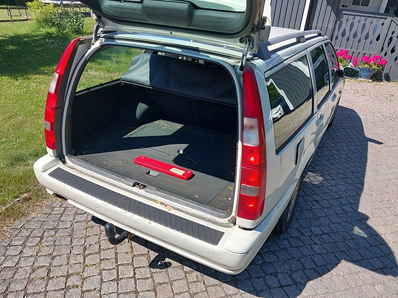 Volvo V70 3 of 5