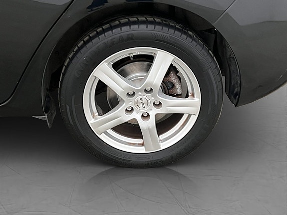 Toyota Auris 28 of 30