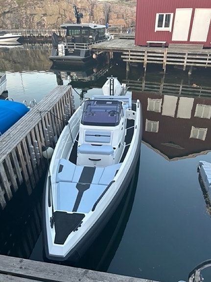 IRON 767 med en vit Mercury 250hp V8. 2024 4 of 8