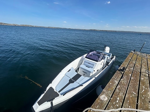 IRON 767 med en vit Mercury 250hp V8. 2024 5 of 8