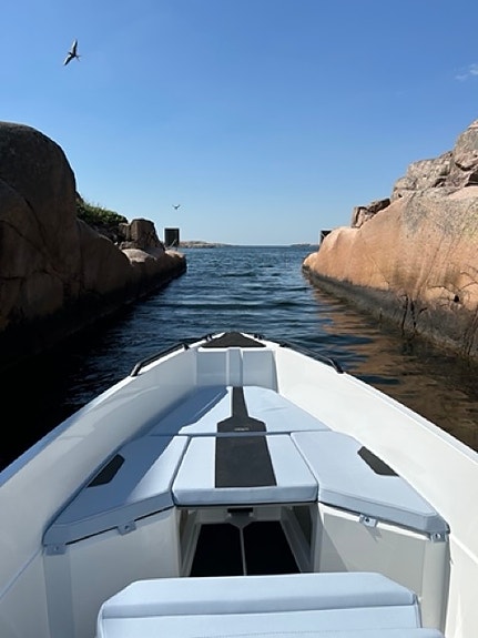 IRON 767 med en vit Mercury 250hp V8. 2024 7 of 8