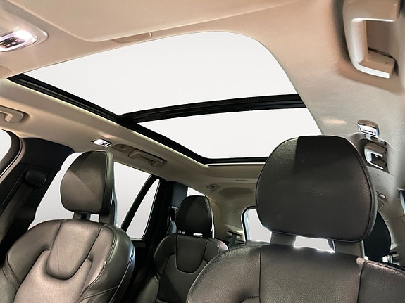 Volvo XC90 10 of 26