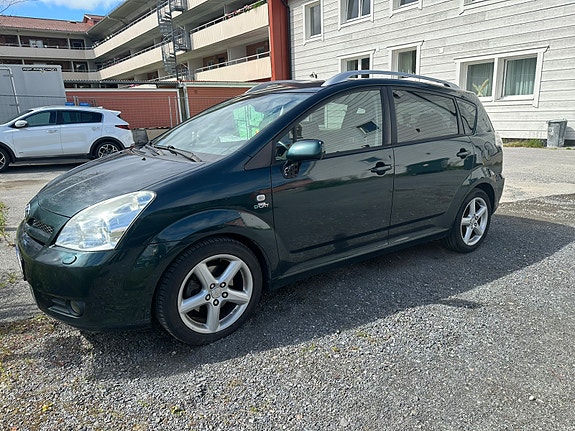 Toyota Corolla Verso 2 of 5
