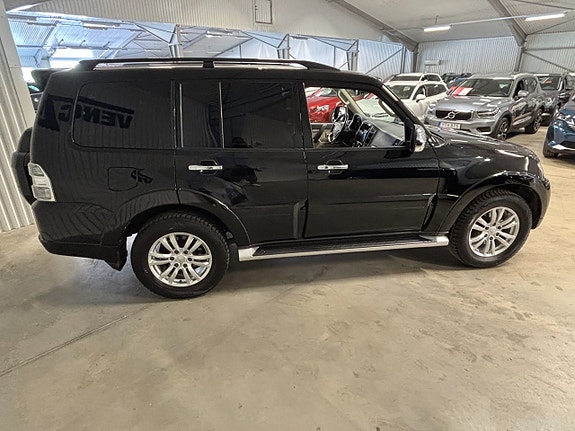 Mitsubishi Pajero 3 of 5