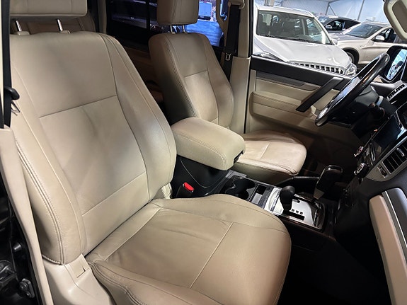 Mitsubishi Pajero 8 of 12