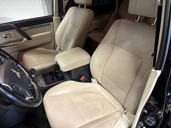 Mitsubishi Pajero 7 of 12