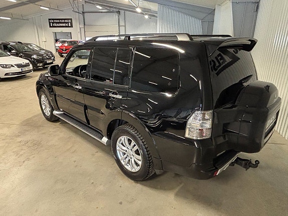 Mitsubishi Pajero 4 of 5