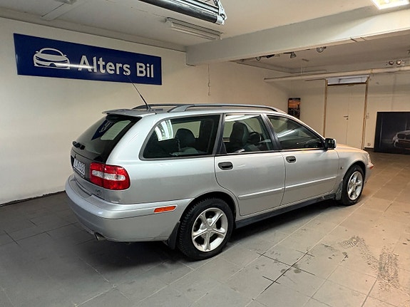 Volvo V40 3 of 13