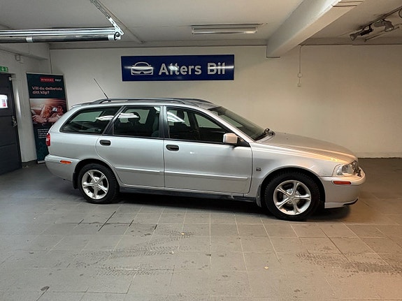 Volvo V40 2 of 13
