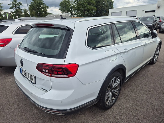 Volkswagen Passat Alltrack 2 of 4